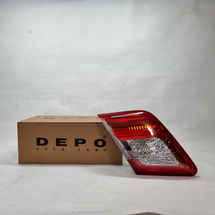 چراغ خطر LED دار صندوق تویوتا کمری 11-2010 - دپو تایوانی