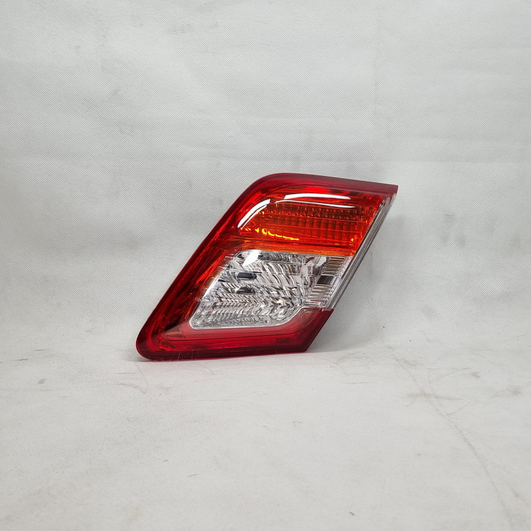 چراغ خطر LED دار صندوق تویوتا کمری 11-2010 - دپو تایوانی
